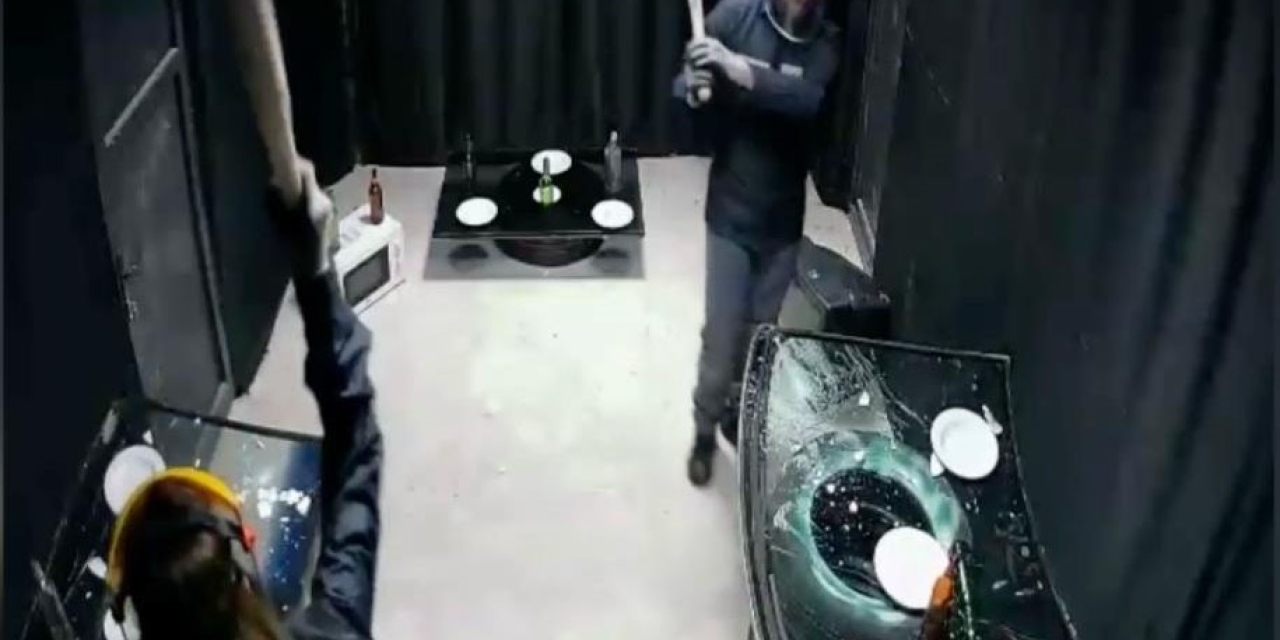 Bu Eve Gelen Her Şeyi Kırıp Döküyor