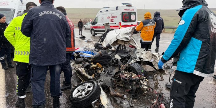 Kahta'da Otobüs Otomobili Kağıt Gibi Ezdi: 3 Ölü, 1 Yaralı