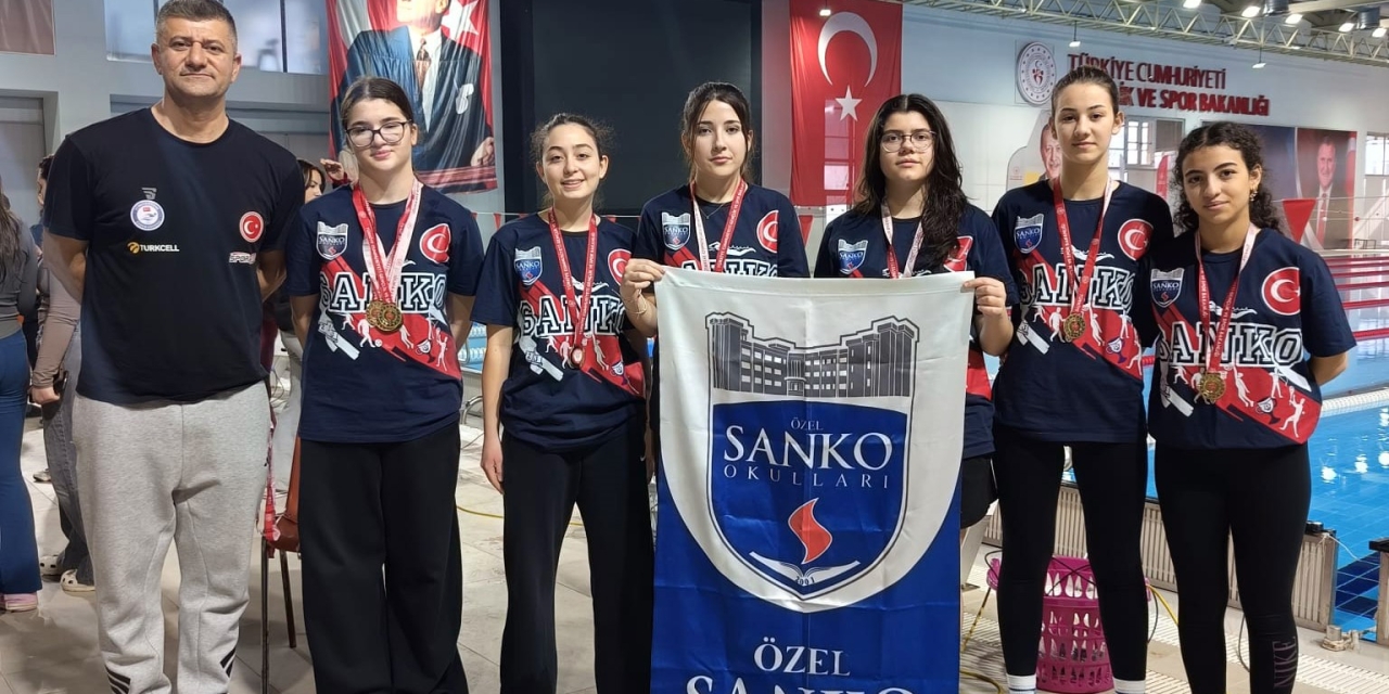 Sanko Okulları Genç Kız Yüzme Takımı, Bölge Şampiyonu Oldu