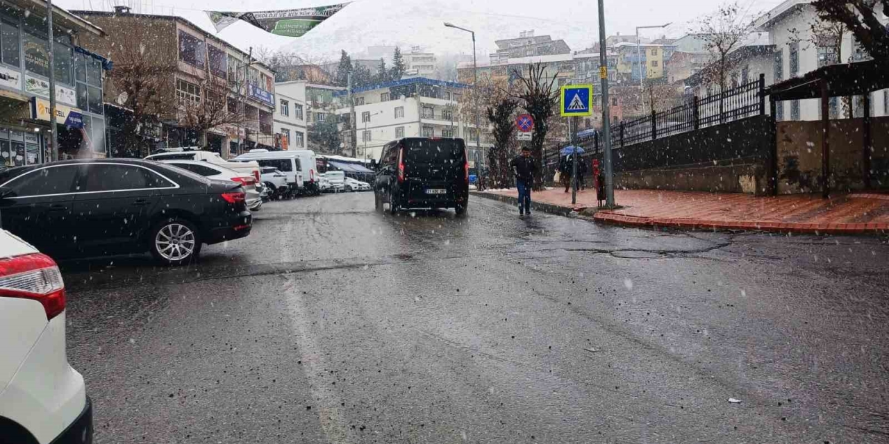 Kulp’ta Yağmur Yerini Kar Yağışına Bıraktı