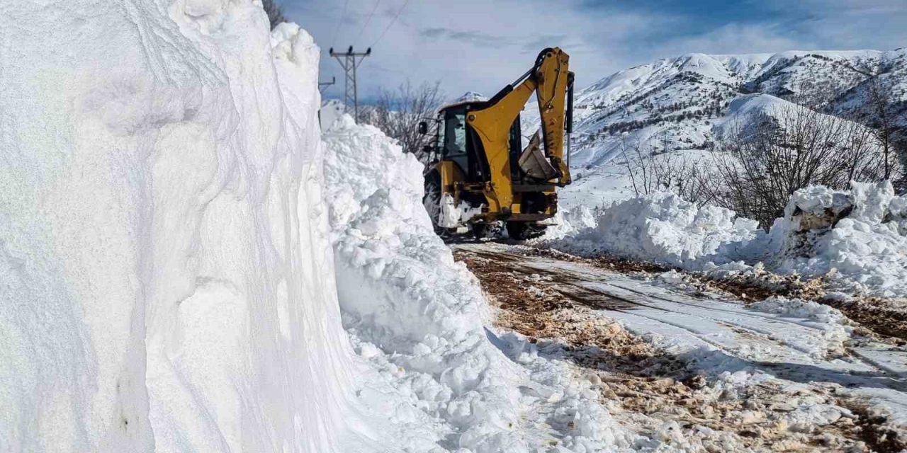 Kırsal Mahallelerde Karla Mücadele Devam Ediyor