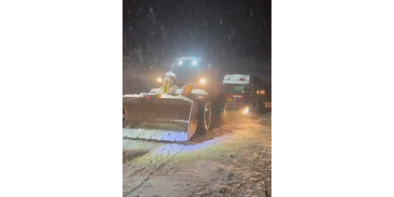 İlçe Halkı Üşümesin Diye Doğalgaz Tırı İş Makineleri İle Çekildi