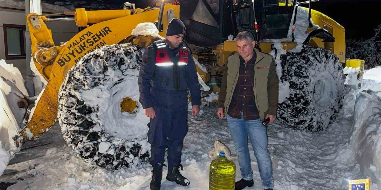 Malatya’da Kardan Kapanan Yollarda Ekipler Vatandaşların Yardımına Koştu
