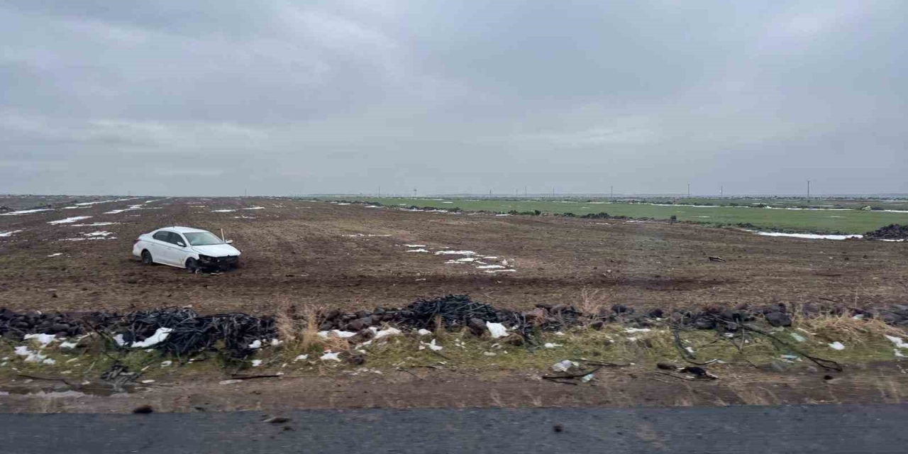 Otomobil Tarlaya Yuvarlandı, Sürücü Kazayı Yara Almadan Atlattı