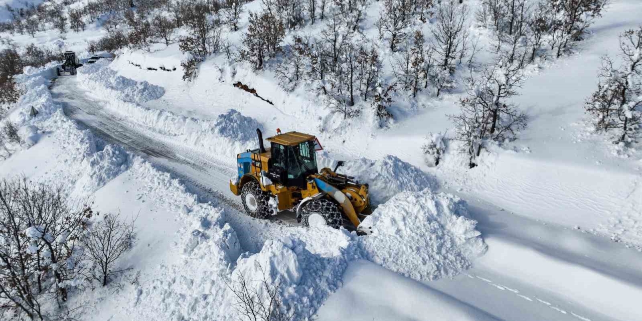 Çüngüş’te Bin 500 Metre Rakımda Yollar Kardan Temizleniyor