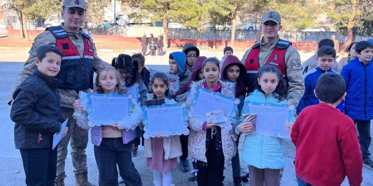 Jandarma, Öğrencilerin Karne Heyecanına Ortak Oldu