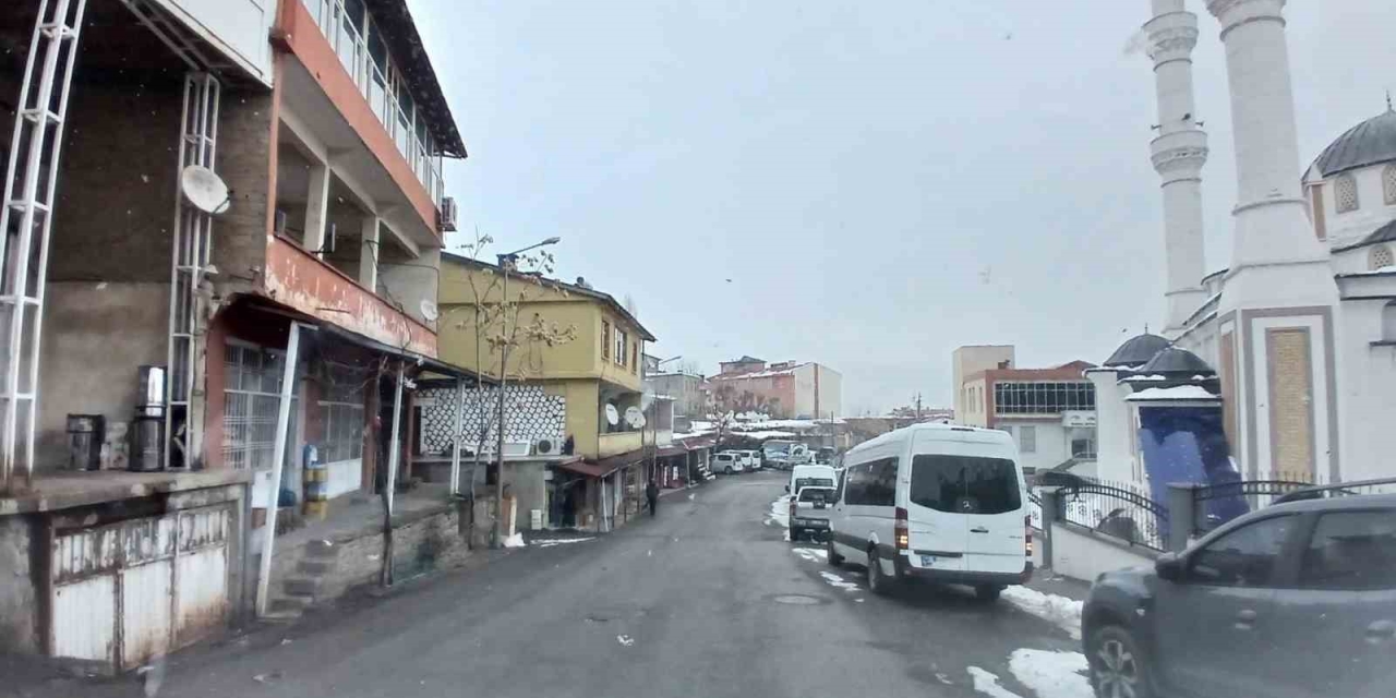 Kulp’ta Yüksek Kesimler Beyaza Büründü