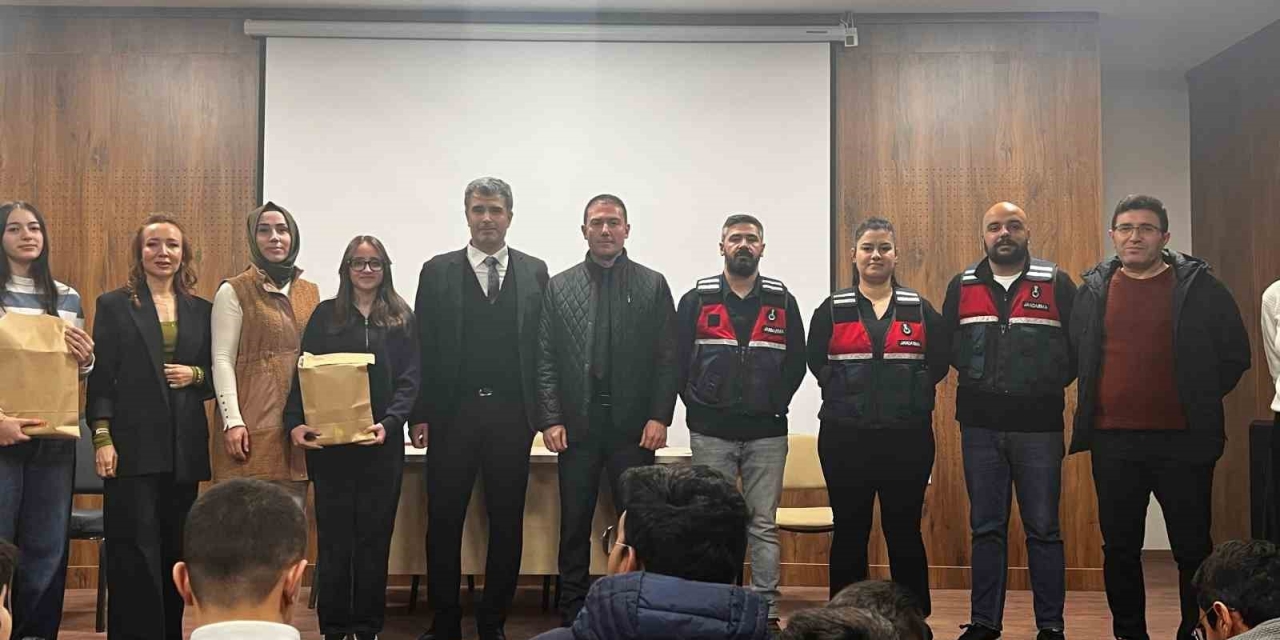 Jandarmadan Öğrencilere Sosyal Medya Güvenlik Eğitimi