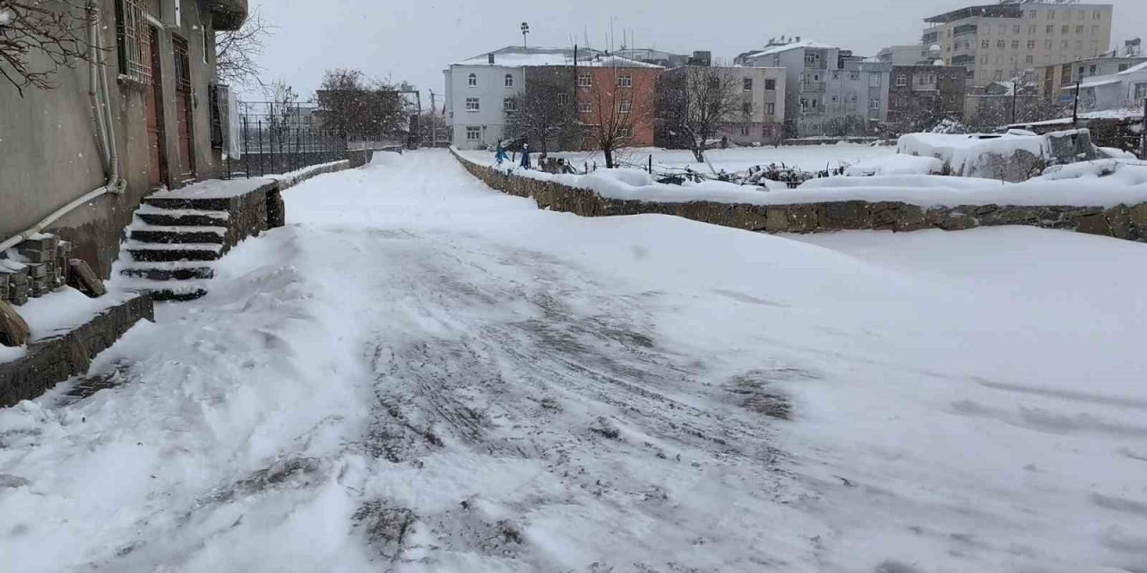 Dicle’de Yoğun Kar Hayatı Olumsuz Etkiledi