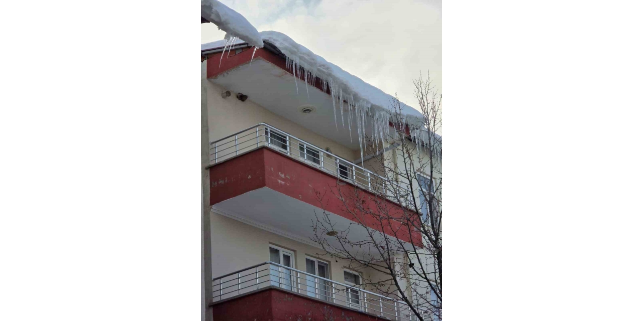 Çatılardaki Buz Kütleleri Tehlike Saçıyor