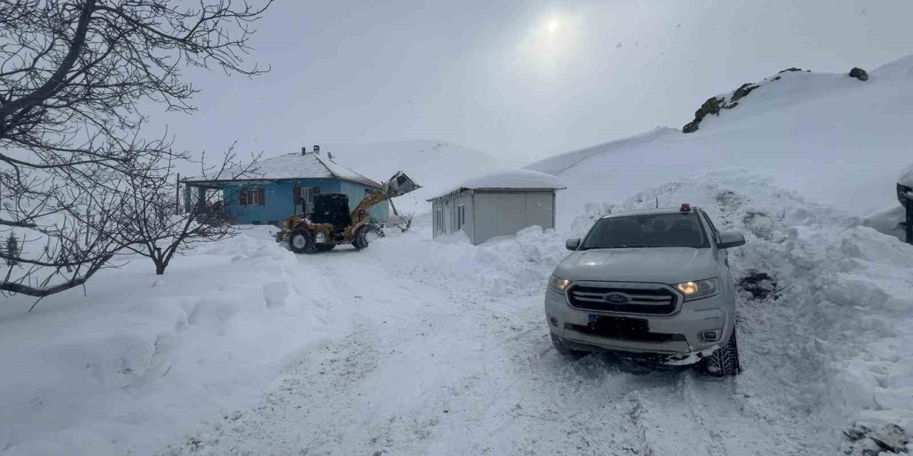 Battalgazi Belediyesi Ekipleri, Sağlık Çalışanlarını İş Makinesiyle Hastaya Ulaştırdı