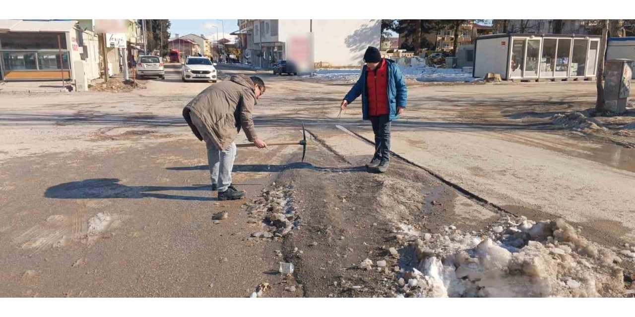 Gölbaşı İlçesinde Caddelerdeki Karları Esnaflar Temizledi