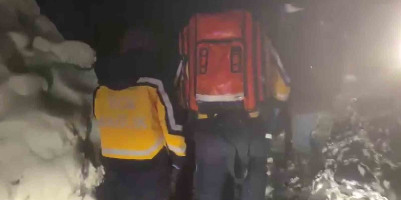 Ekiplerin Uzun Uğraşlarıyla Yol Açılarak Hastaya Ulaşıldı
