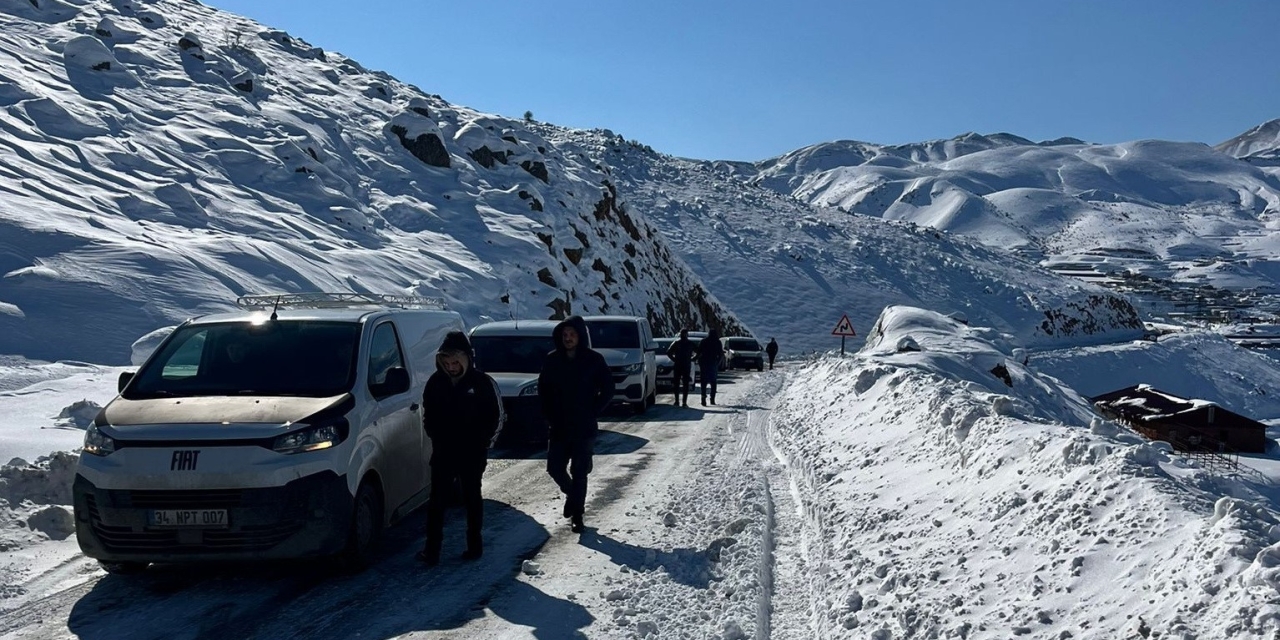 Birçok Araç Mahsur Kaldı