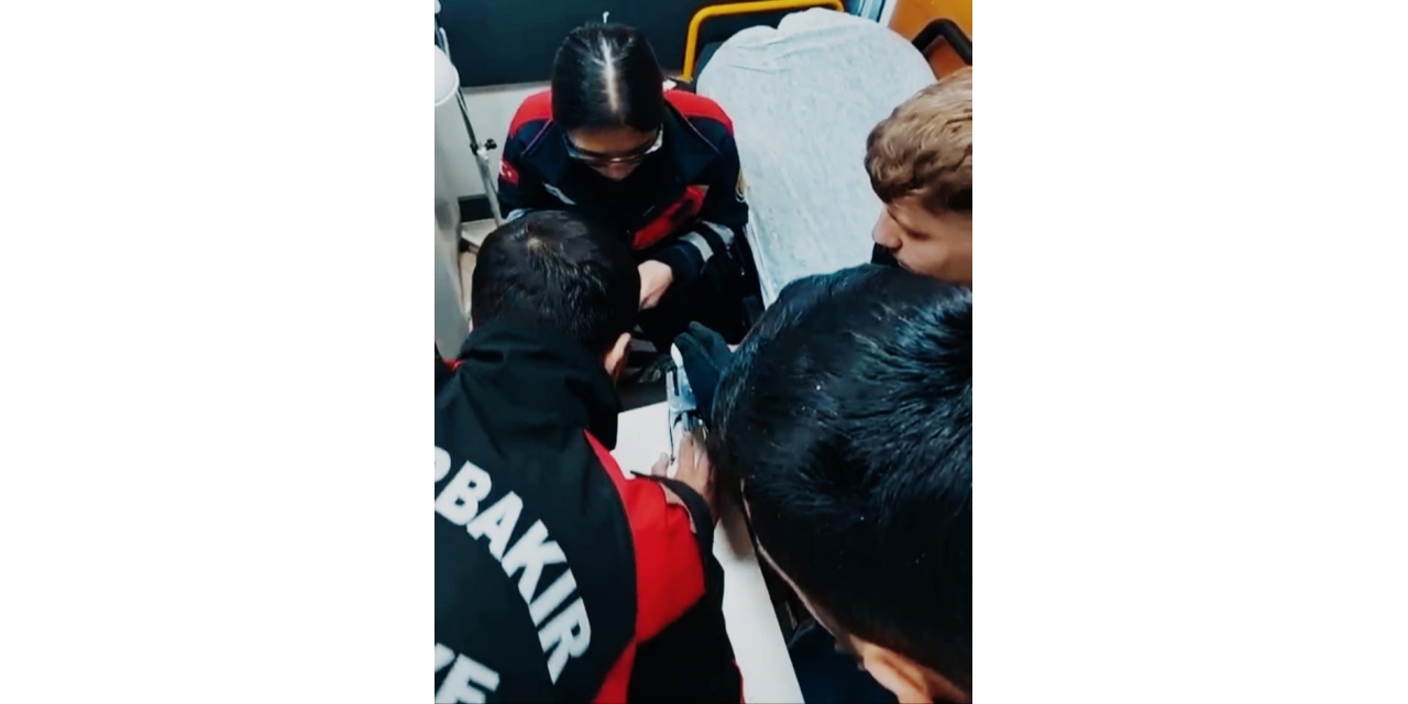 Parmağı Zımbaya Sıkışan Genç İçin İtfaiye Ekipleri Harekete Geçti