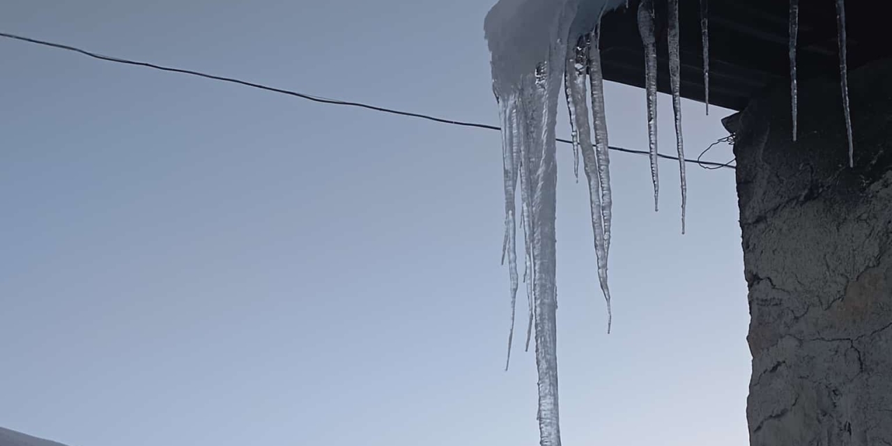 Malatya’da Buz Sarkıtları Metreyle Ölçüldü