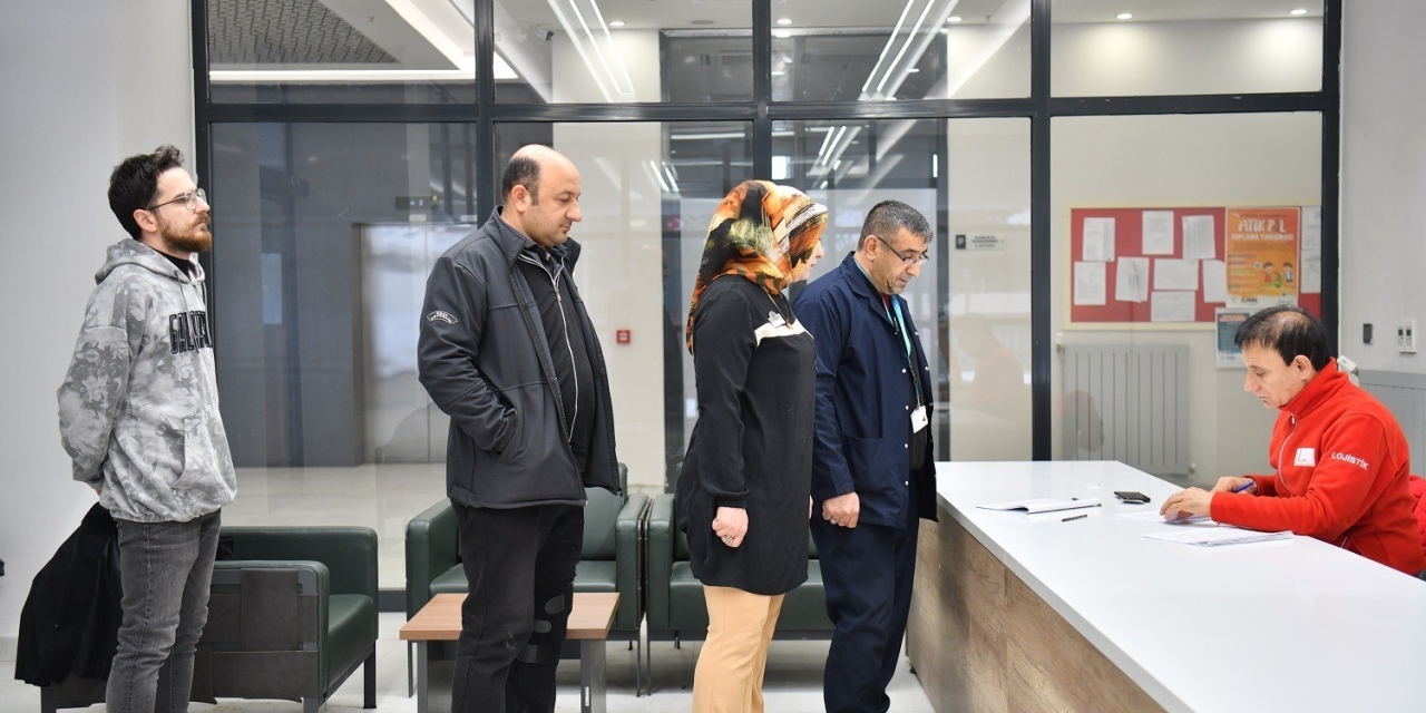 Yeşilyurt Belediyesi Personelinden Kızılay’a Anlamlı Destek