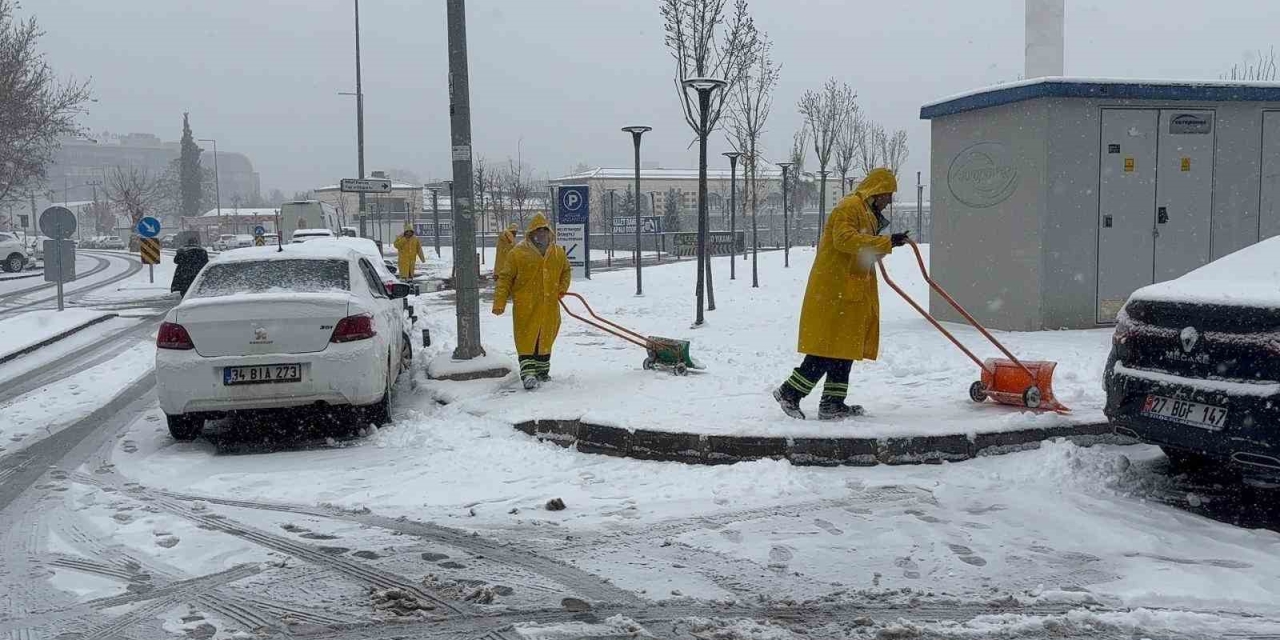 Gaziantep’te Yoğun Kar Yağışı Etkili Oluyor