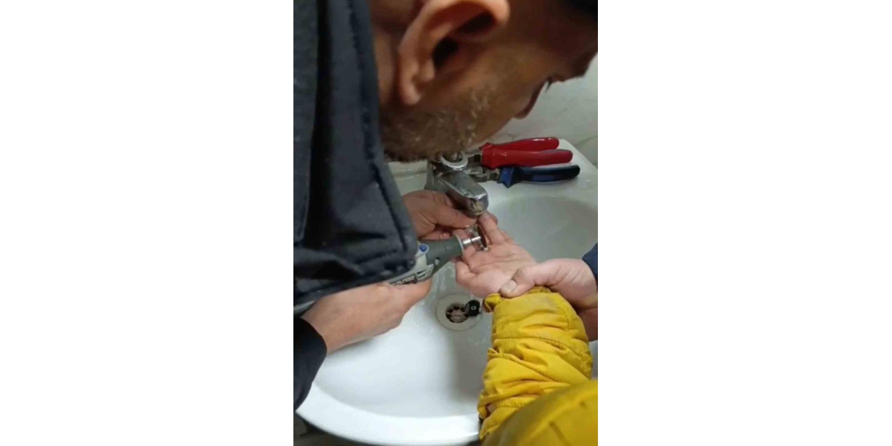 Parmağını Metal Paraya Sıkıştırdı, İtfaiye Ekiplerince Kurtarıldı