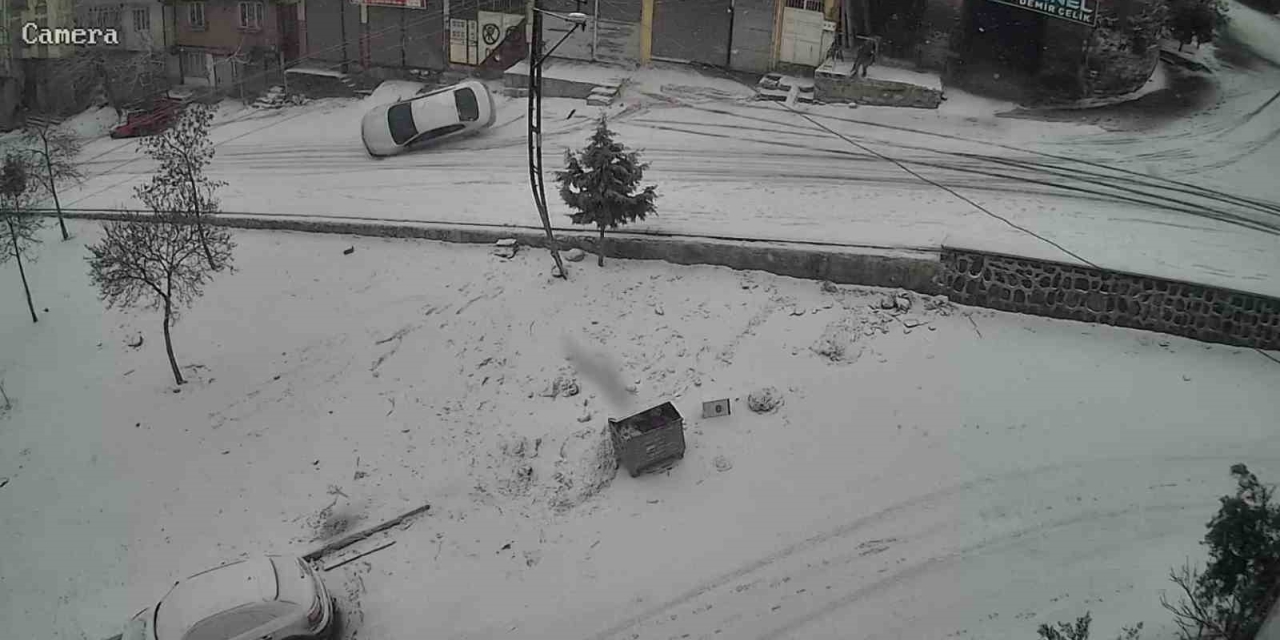 Gaziantep’te Karlı Yolda Feci Kaza: Kayan Araç Kaldırıma Çarparak Devrildi