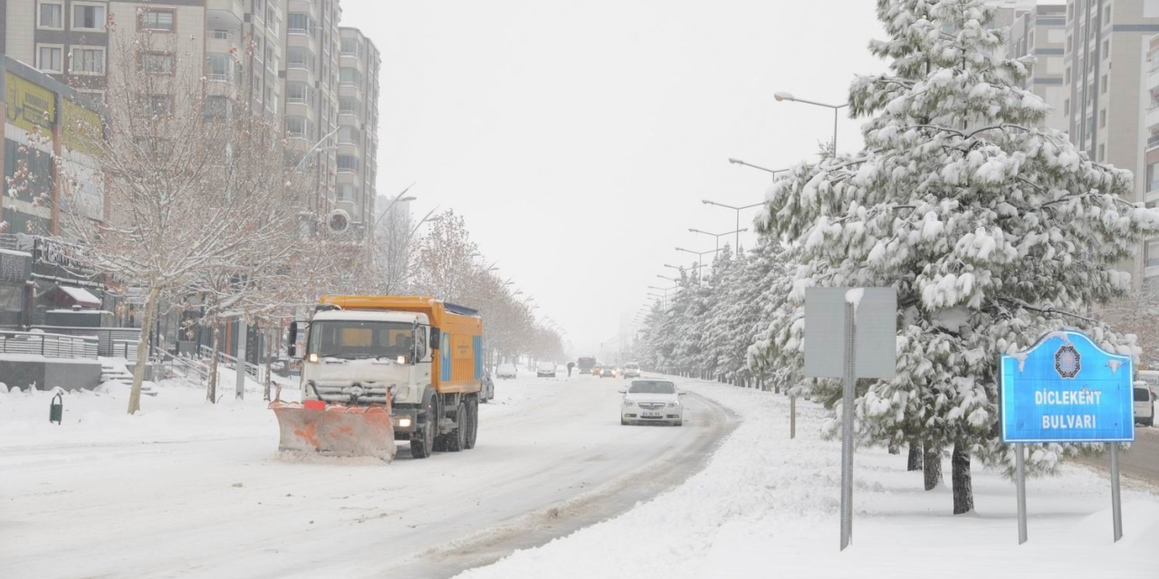 Diyarbakır’da Kar Yağışına Karşı Kesintisiz Mücadele