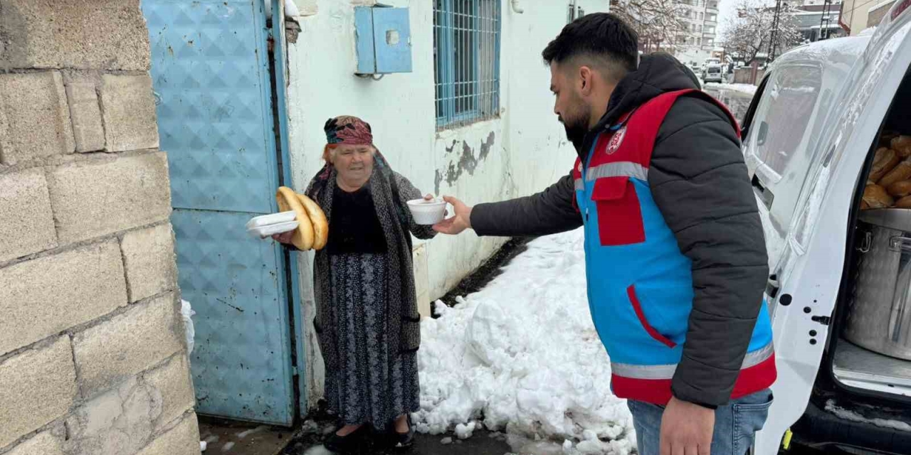 Araban’da Yoğun Kar Yağışına Rağmen 500 Aileye Sıcak Yemek Ulaştırıldı