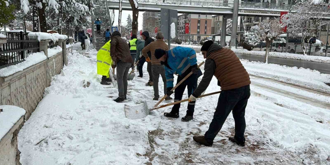 Kaldırımlardaki Karlar Temizleniyor