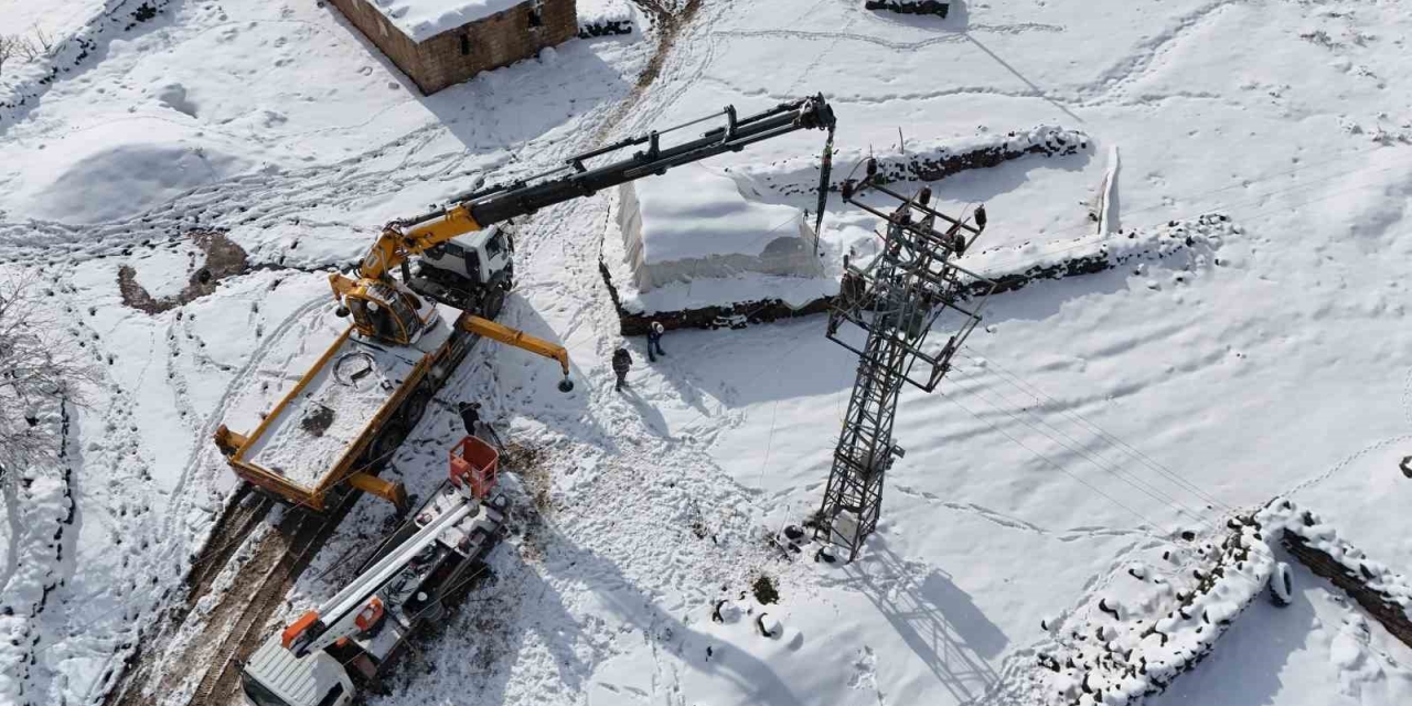 Ekipler Zorlu Hava Şartlarında Enerji Hatlarını Onarıyor