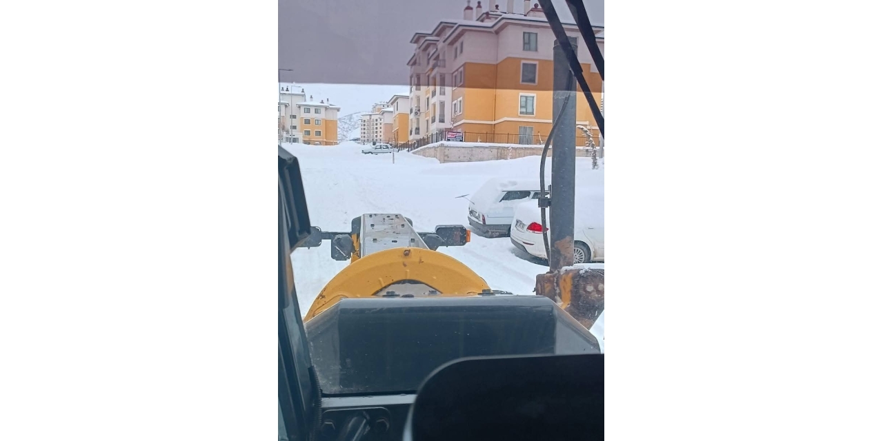 Gölbaşı’nda Deprem Konutlarında Kar Temizleme Çalışması