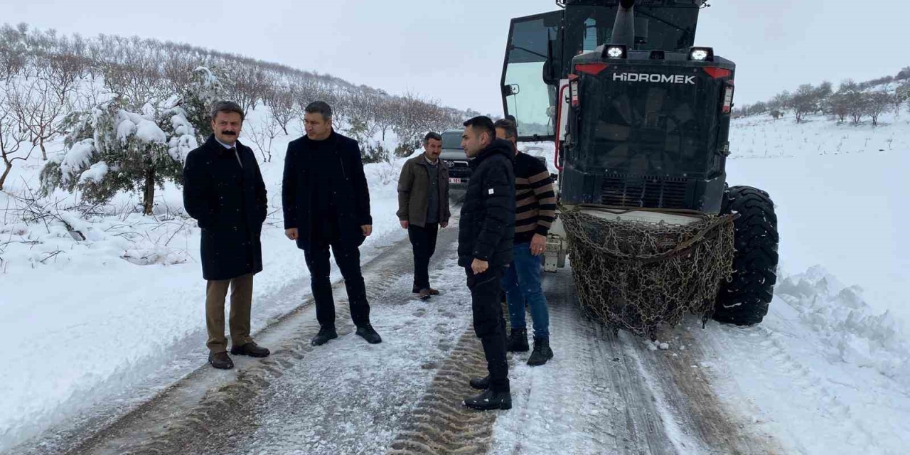 Besni’de Kapanan Köy Yolları Açılıyor