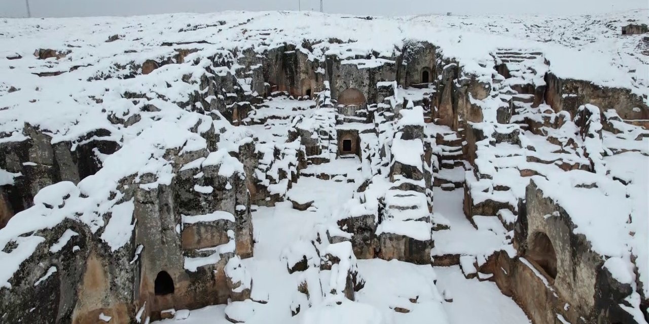 Perre Antik Kenti Beyazlara Büründü