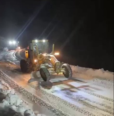 Sincik'te Mahsur Kalan Doğalgaz Yüklü Tır Kurtarıldı