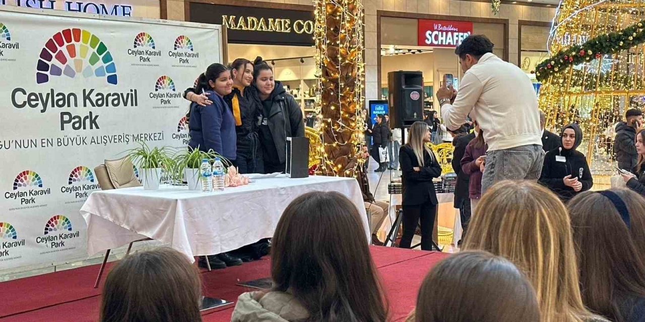 Ceylan Karavil Park Avm’de Beyza Alkoç İmza Günü Yoğun İlgi Gördü