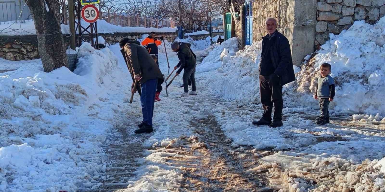 Diyarbakır’da Vatandaşlar Karla Kapanan Yolları Kendi İmkanları İle Açtı