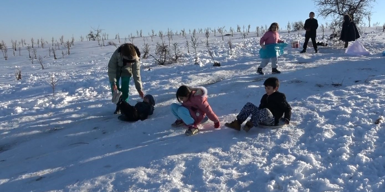 Gaziantep’te Çocuklar Tepsi, Poşet Ve Leğenlerle Kayarak Eğlendi