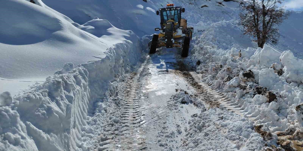Diyarbakır’da Kapalı Yolların Açılması İçin Çalışmalar Sürüyor
