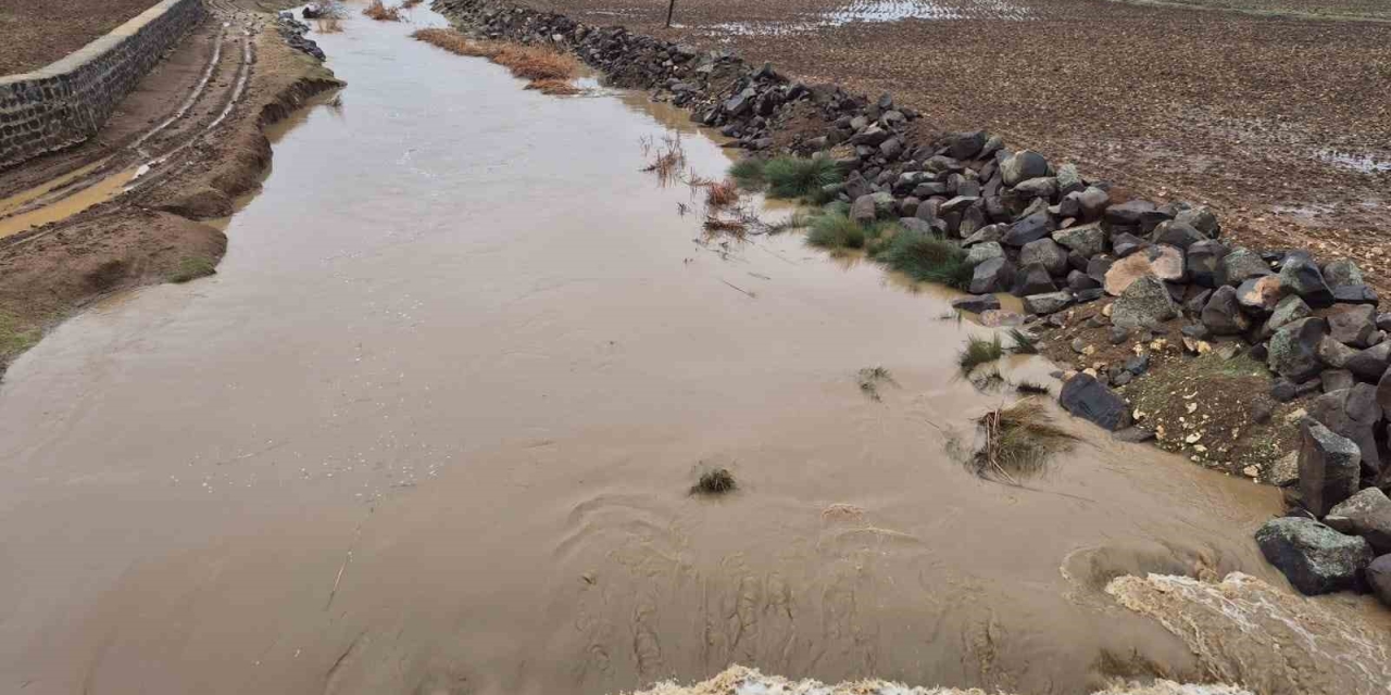Yavuzeli’nde Yağış Etkili Oldu, Karasu Çayı’nın Debisi Yükseldi