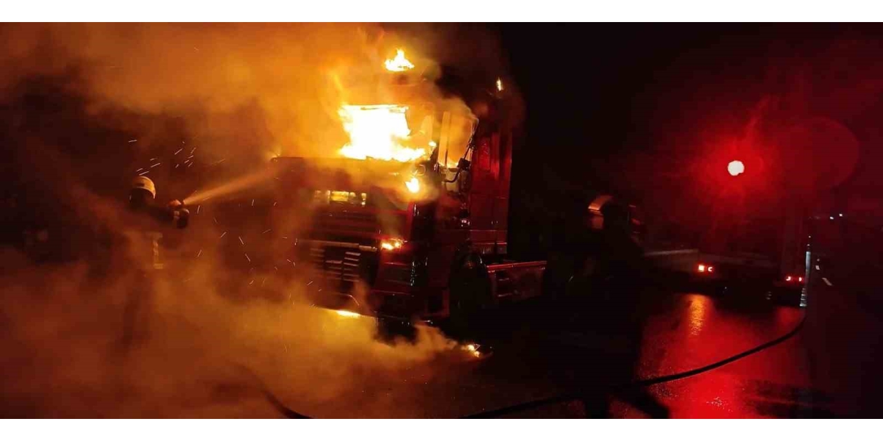 Şanlıurfa’da Seyir Halindeki Tır Alev Topuna Döndü