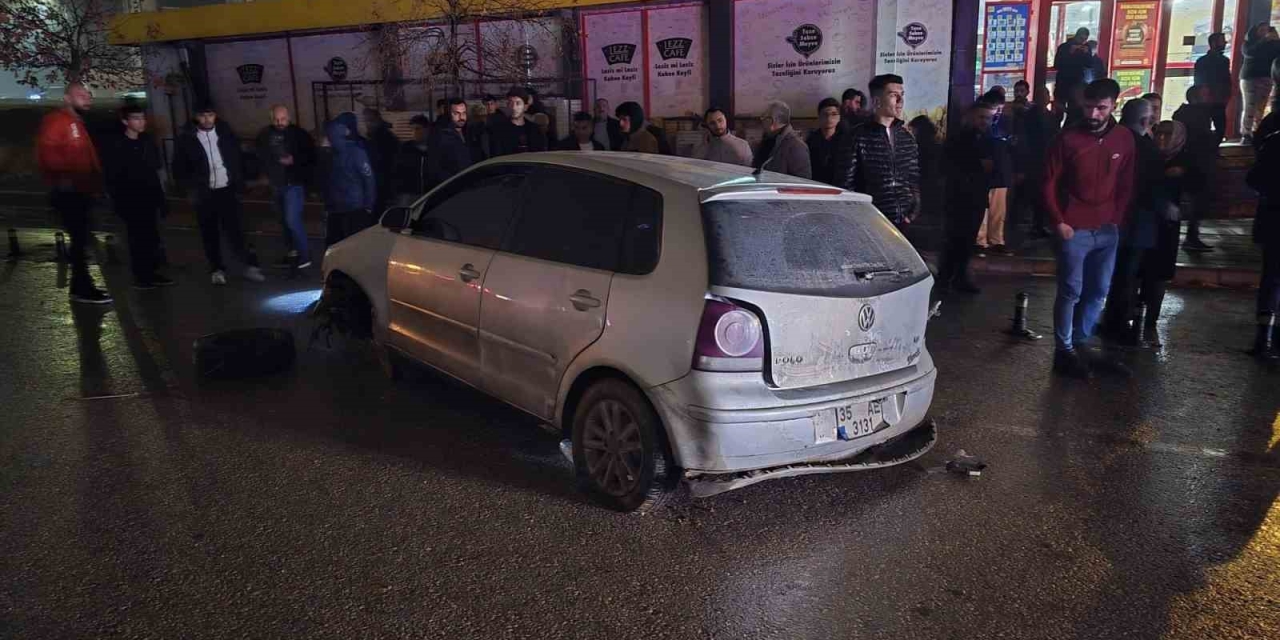 Yağış Sonrası Çöken Yol Kazaya Neden Oldu: 3 Yaralı