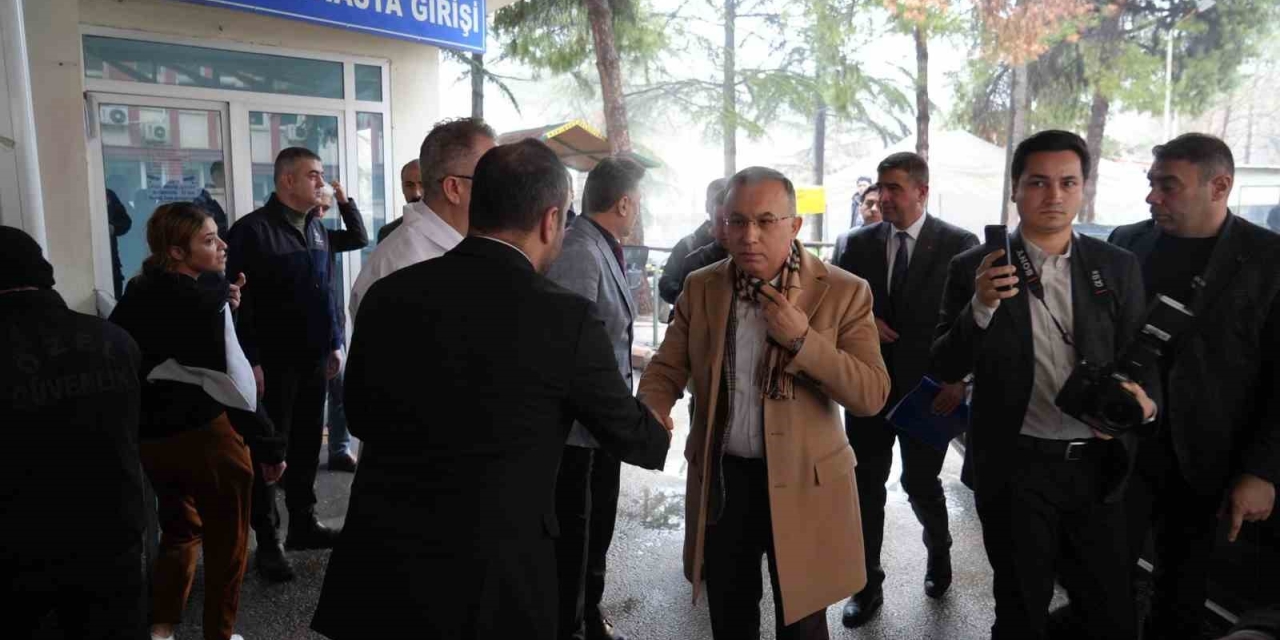 Vali Kemal Çeber, Kazada Yaralanan Vatandaşları Hastanede Ziyaret Etti