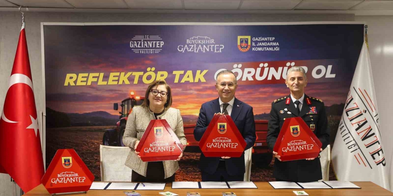 Büyükşehir İş Birliğinde, Çiftçilere Reflektör Dağıtımı İçin Protokol İmza Töreni Düzenlendi