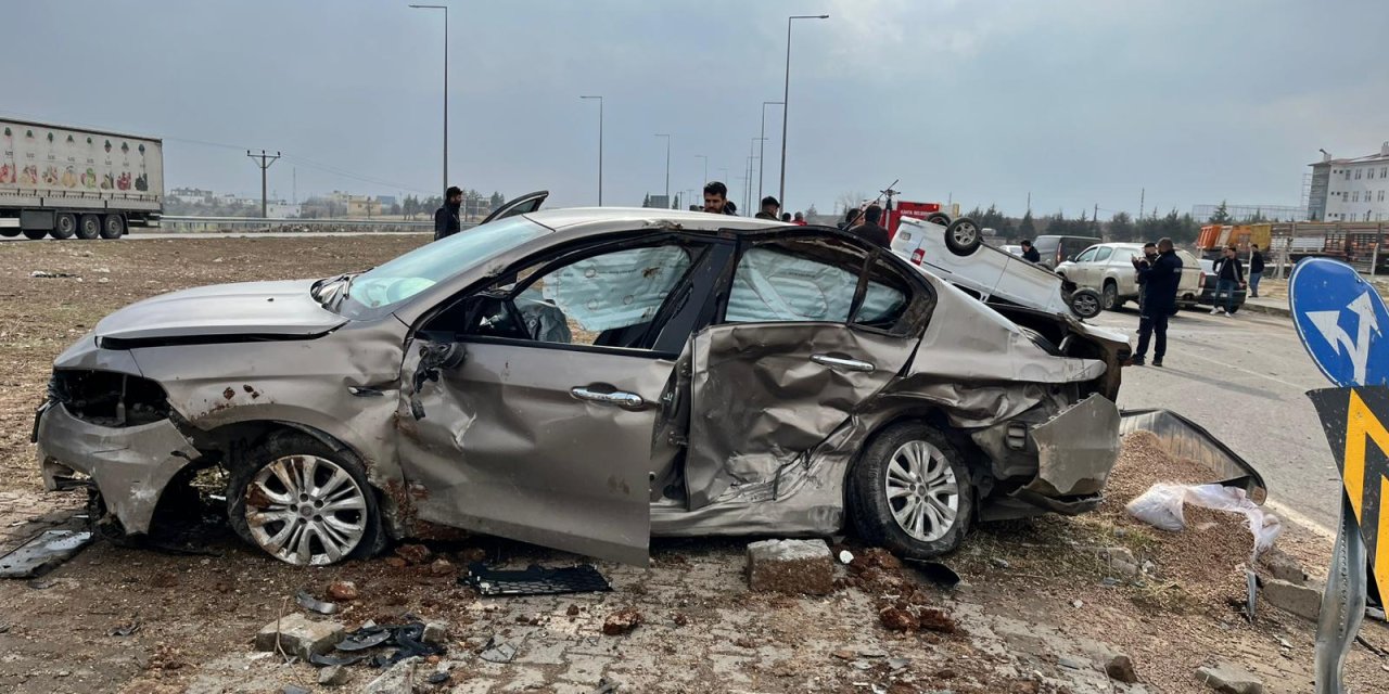 Kahta'da Hafif Ticari Araç İle Otomobil Çarpıştı: 6 Yaralı