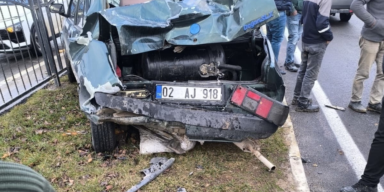 Yayaya Yol Vermek İsterken Çarpıştılar: 3 Yaralı