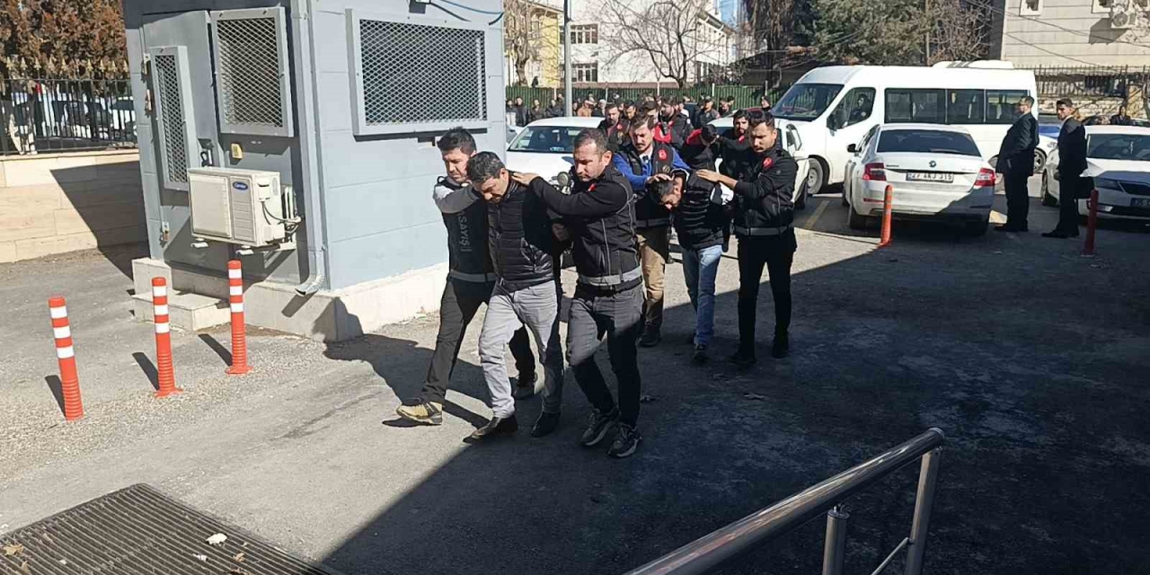 Şanlıurfa’da Kuyumcu Soygununda 6 Şüpheli Adliyeye Sevk Edildi