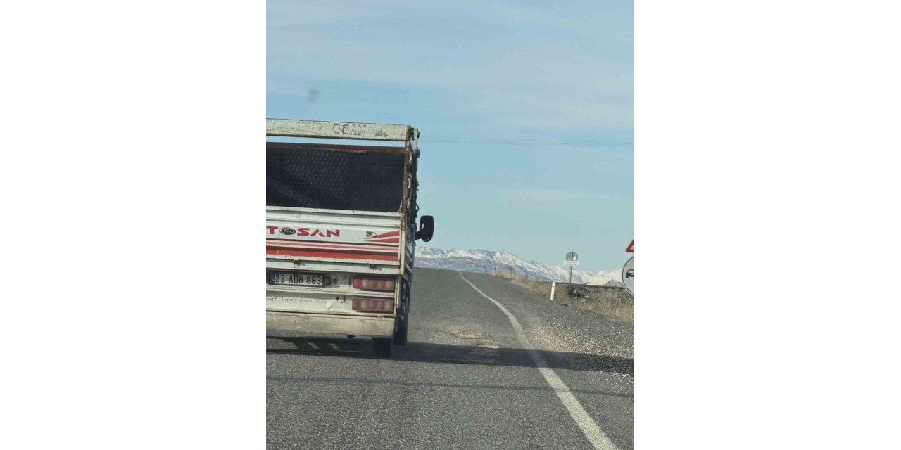 Vatandaşlar İki İlçe Arasındaki Çukurlu Yolun Onarılmasını İstiyor