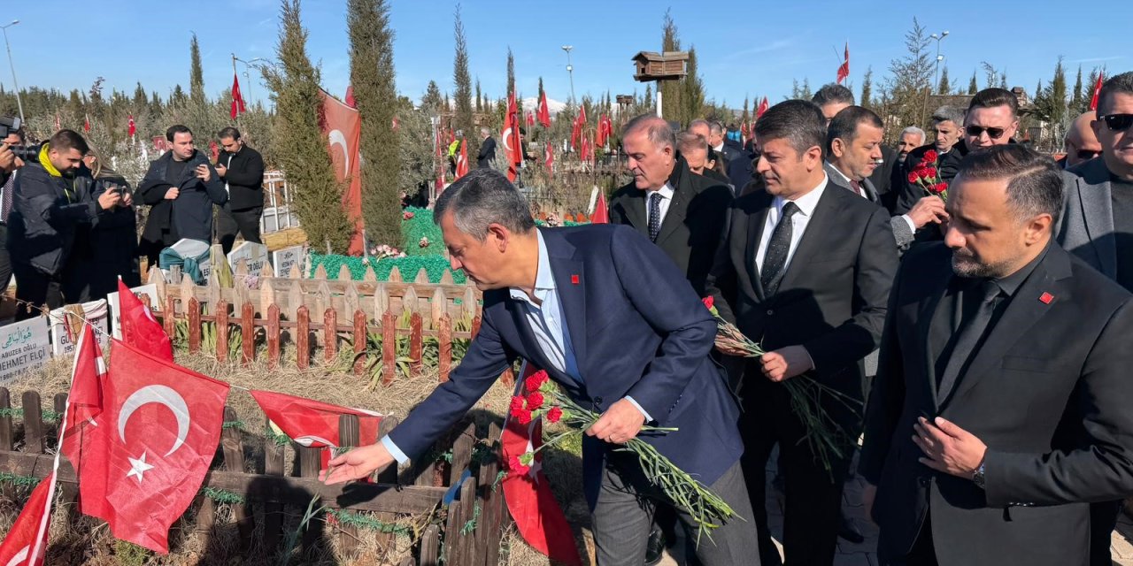 Chp Genel Başkanı Özgür Özel Deprem Şehitliğini Ziyaret Etti