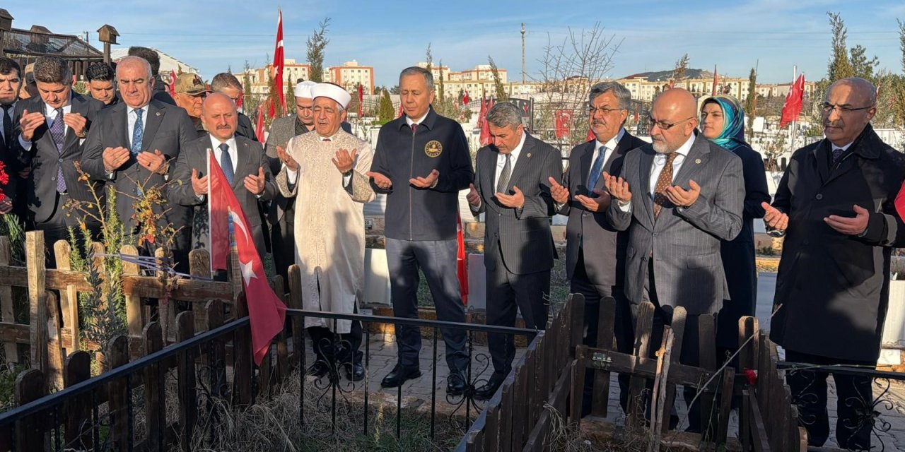 Bakan Yerlikaya, Deprem Şehitliğini Ziyaret Etti