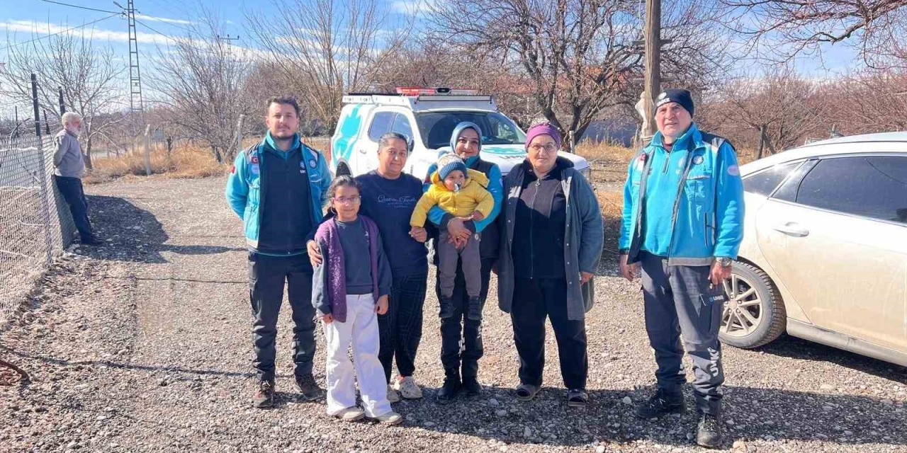 Umke Ekipleri Enkazdan Kurtardıkları Depremzede Aileyle 3 Yıl Sonra Buluştu