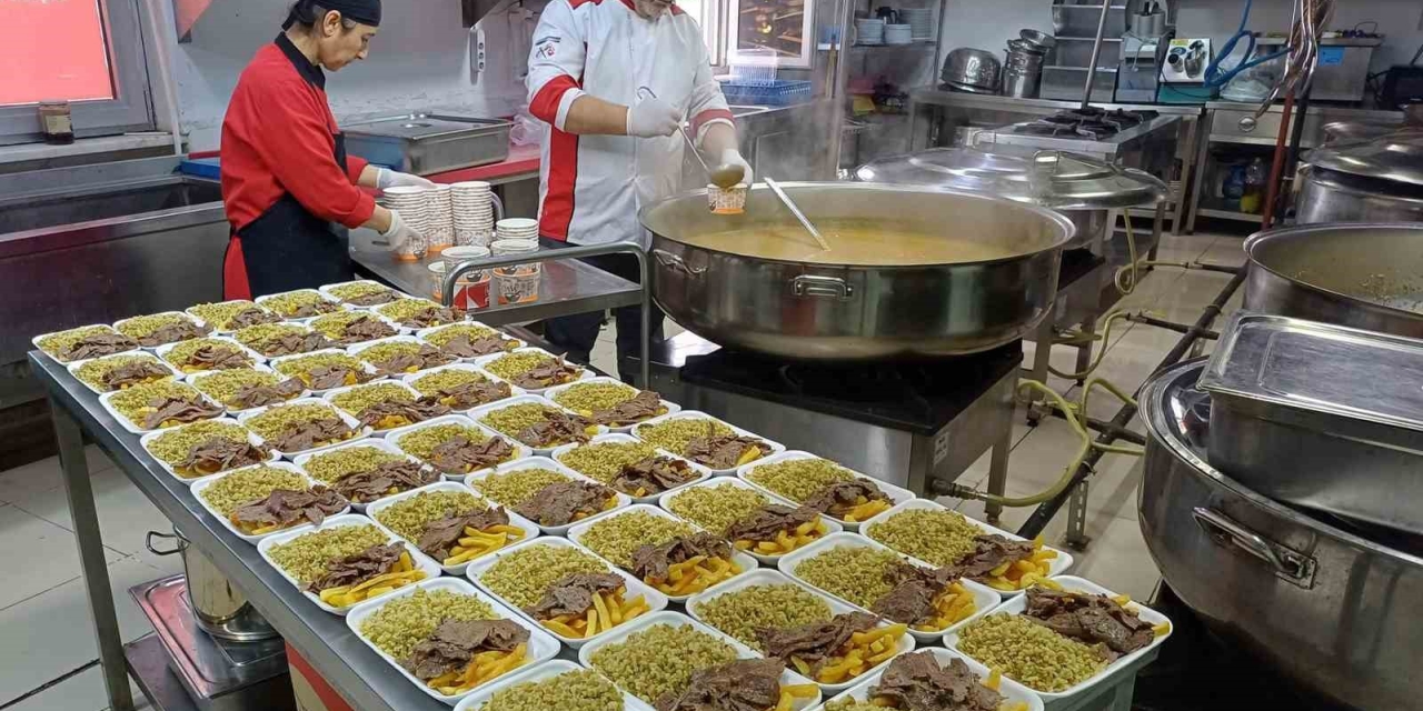 Araban’da 6 Şubat Depremlerinde Hayatını Kaybedenler İçin 450 Aileye Et Döner Dağıtıldı