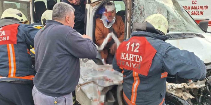 Kahta'da Tır ile Minibüs Çarpıştı: 7 Yaralı